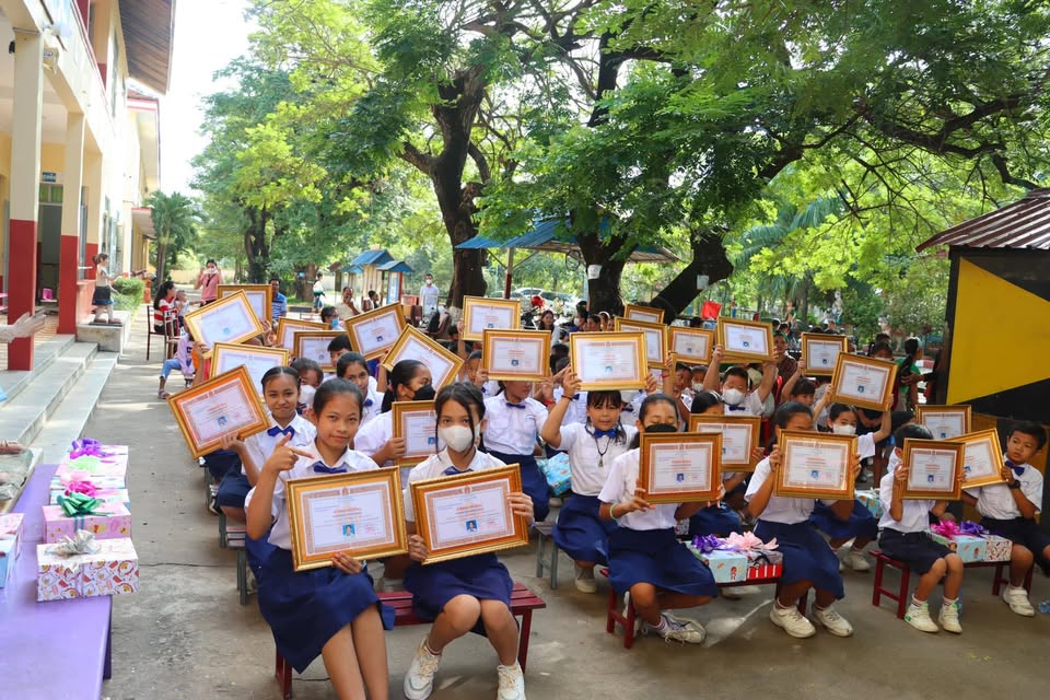 សាលាបឋមសិក្សាអនុវត្តន៍ ខេត្តកំពង់ស្ពឺ